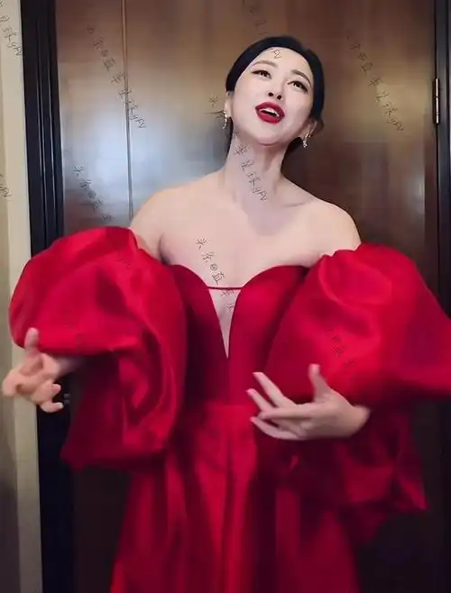 39岁朱珠晒唱歌视频穿红裙人美歌甜不愧是全球最美面孔