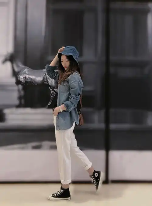 女孩子要想复古起来,"一件牛仔衣,一件黑t恤,一条白裤子 "就够了