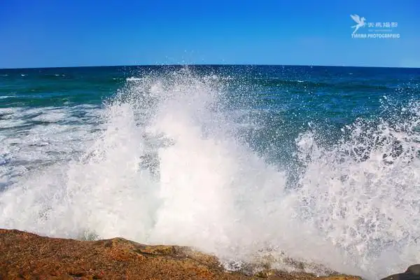 浪花激荡的大海