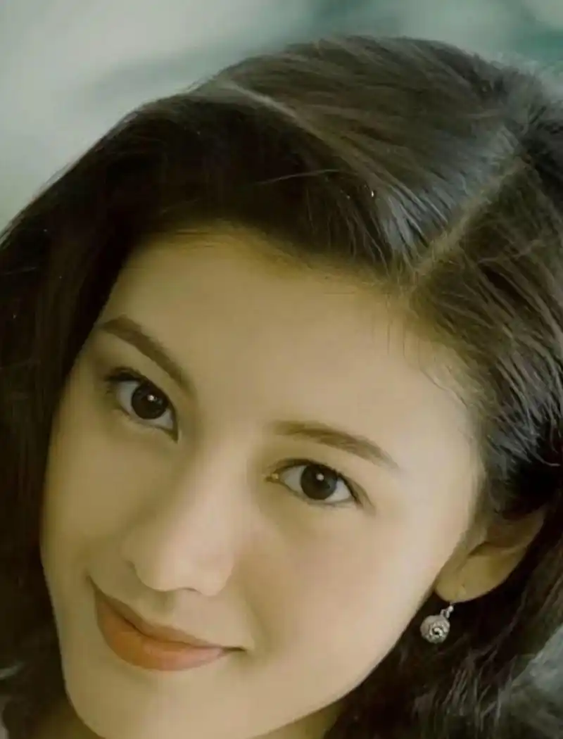 李嘉欣是中葡混血儿,气质美妙优雅,被誉为"东方明珠".