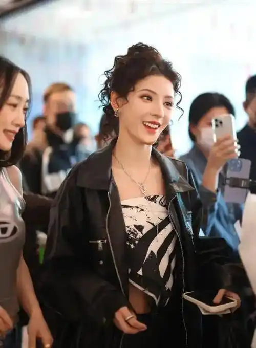 原创王思聪前女友张予曦真会玩把丝巾当抹胸穿太撩人性感不输给女模特