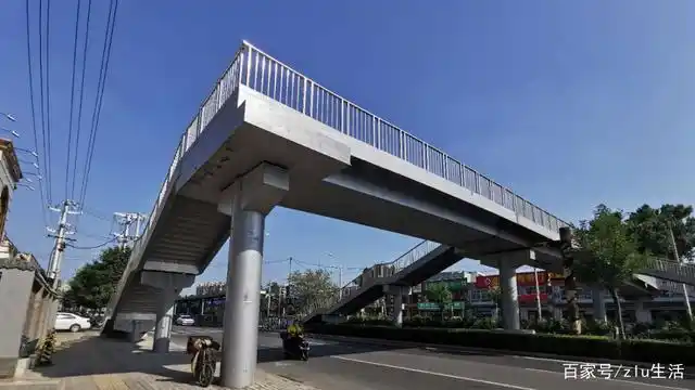 北京三间房快速公交过街天桥全部完工并开通 不过还有点小遗憾?