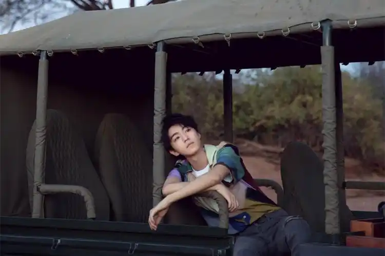 阳光帅气王俊凯壁纸_爱心十足王俊凯