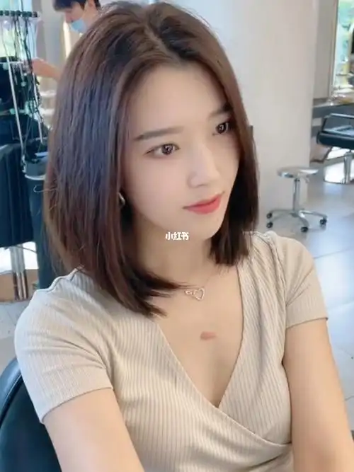 圆脸大脸女生都适合的显瘦脸锁骨发真心推荐