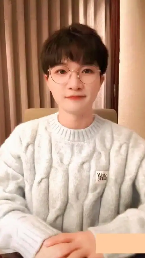 周深超话[吃馕]#风雨同周深情不移#[吃馕]#周深新歌浮光#饱饱你戴眼镜