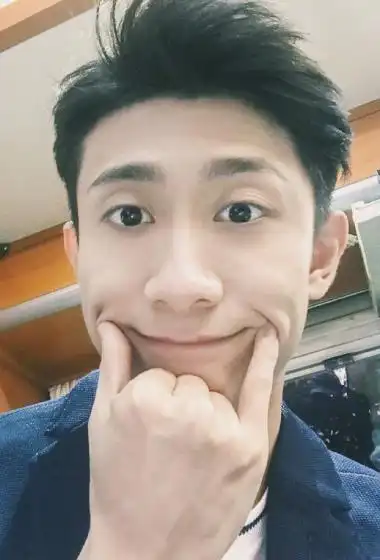 张一山搞怪自拍照图片38