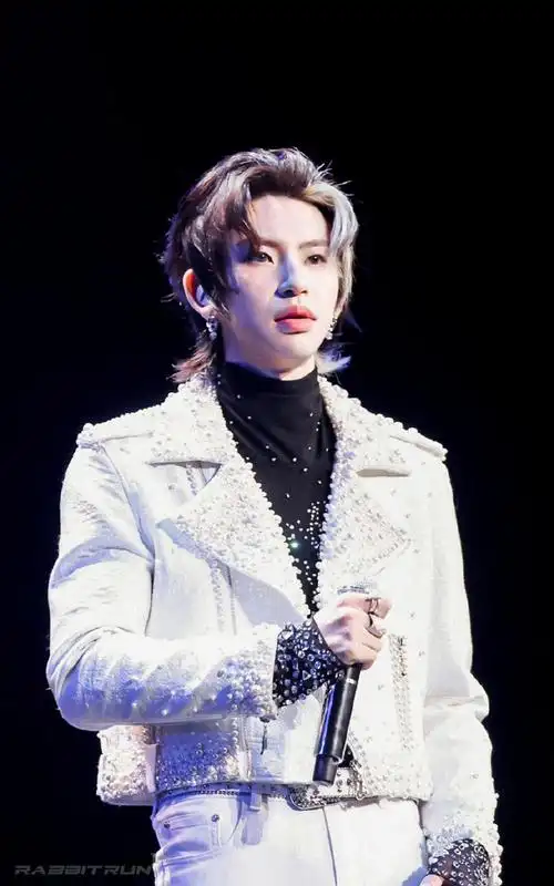 郎朗音乐会嘉宾是小鬼##小鬼今晚白马王子即视感##小鬼新歌没有牡的