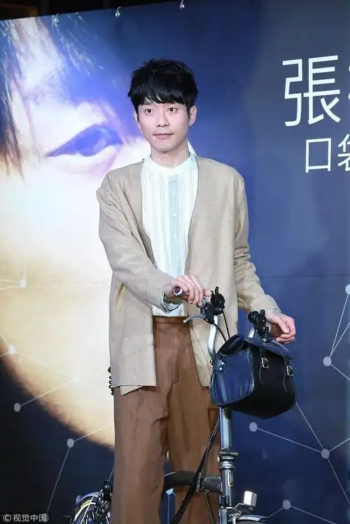 张栋梁裸色针织衫咖色阔腿裤 同色系装扮似治愈系文艺男神