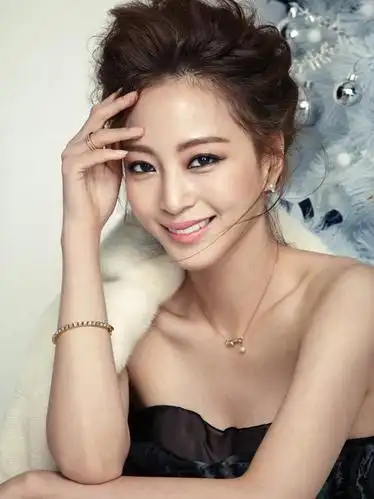 韩艺瑟不愧是扮嫩高手,穿花裙子配彩虹眼妆时装周看秀,哪像39岁