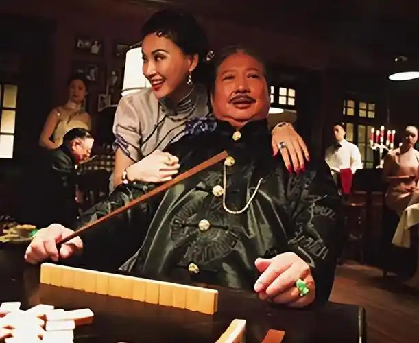 图|黄金荣和李志清(剧照)长大后的黄军培依仗着老爸在上海滩的势力一