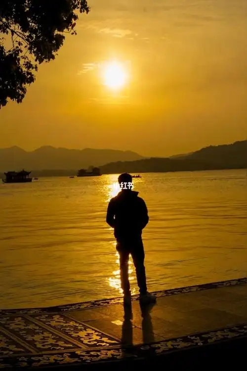 要多幸运才能遇到一个对的人单身夕阳晚霞西湖落日