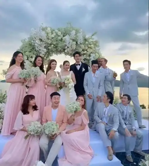 婚礼现场的热闹氛围虽然有angelababy的缺席和宴席方式的争议,但是