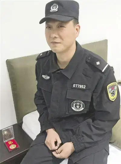 特警朱伟华:追击歹徒身中两弹强忍剧痛伏地追击(组图)