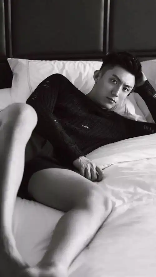 珍藏版!黄景瑜d盘高清壁纸(多套日常服装,似时尚大片)