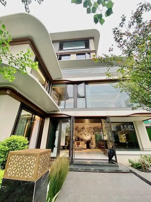 3环,旁边就是河滨生态公园,双地铁,驱车15分钟春熙路和太古里,10分钟