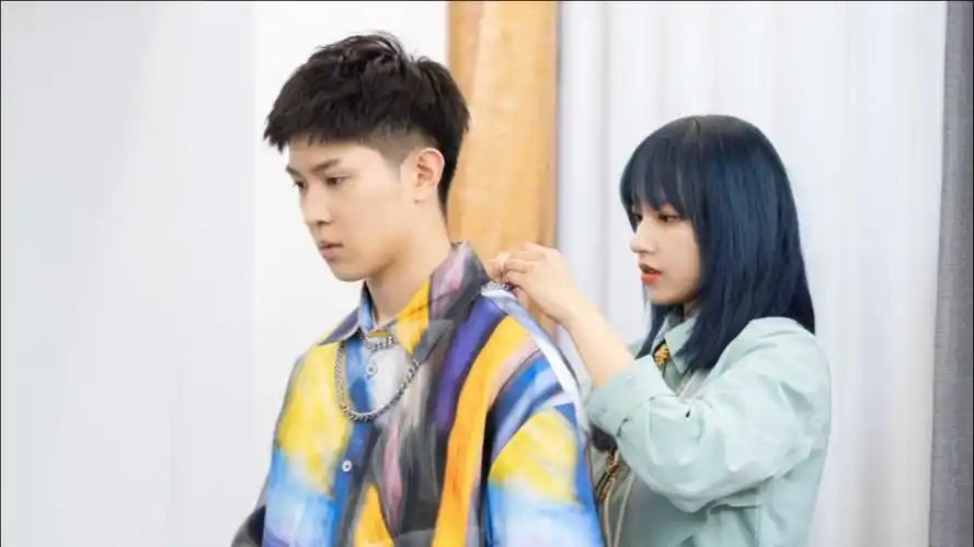 马伯骞调侃程潇:你我本无缘全靠我花钱,说话不理一发红包就现身