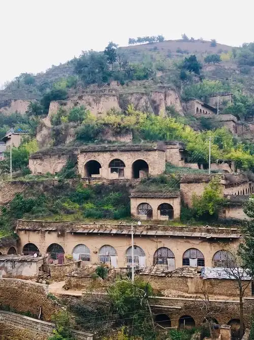 窑洞建设鳞次栉比,错落有致地分布于山坡之上看上去非常的壮观气势.