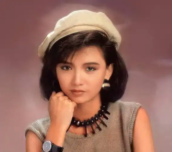 回顾曾华倩和老公离婚后10年辛苦付出把儿子培养成了游泳健将