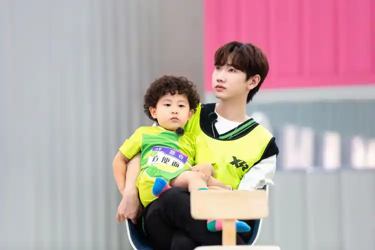 小巨人运动会陈立农汪苏泷滑雪初体验笑容灿烂尽显少年感