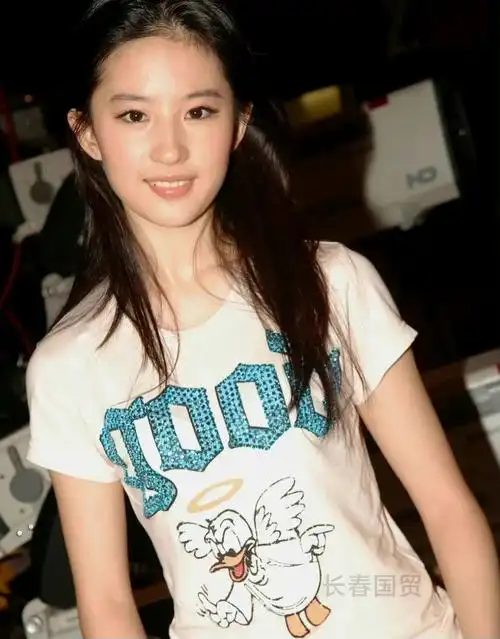 刘亦菲青涩旧照曝光长发披肩清纯甜美