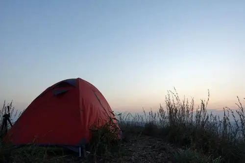 到山顶后首先把帐篷搭起来