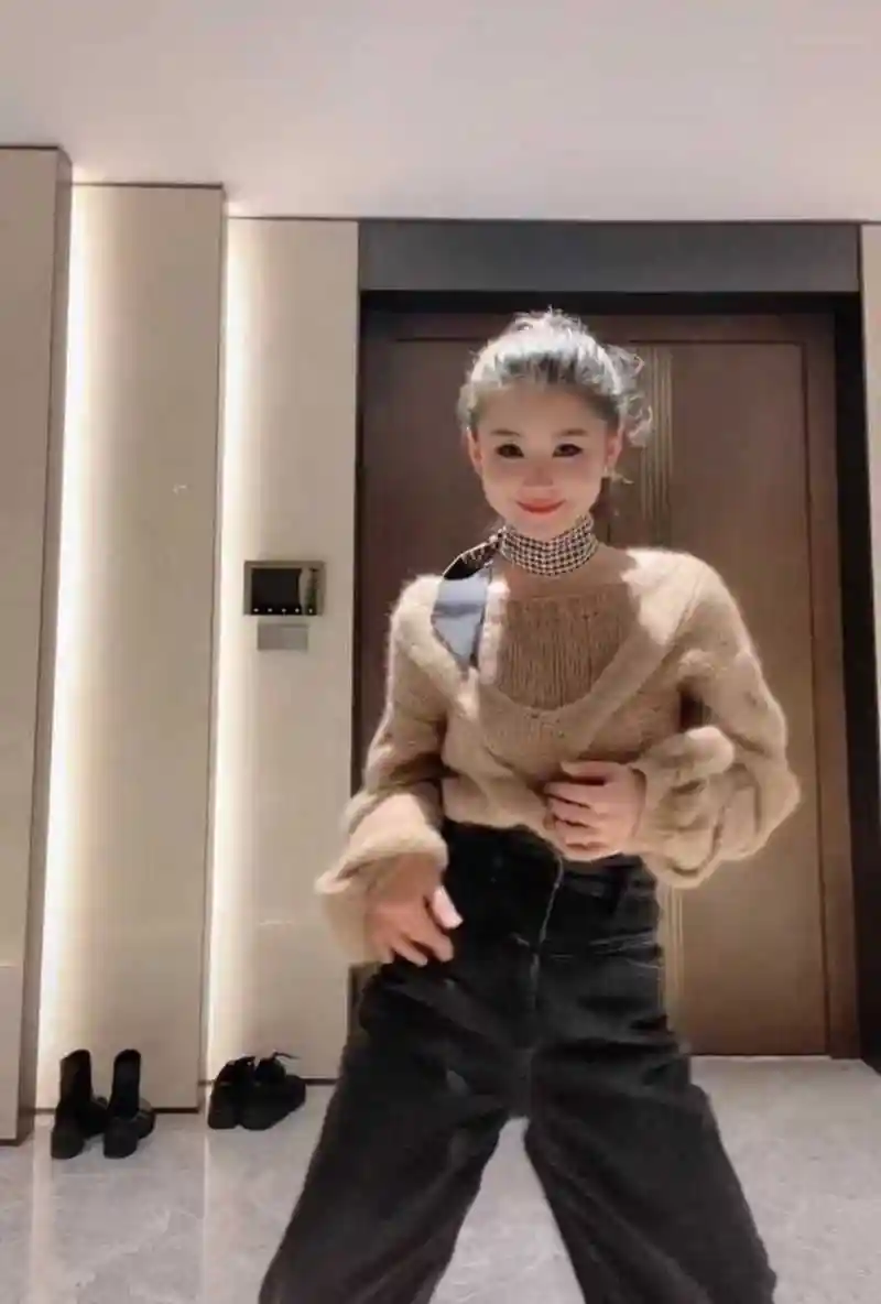 李小萌真会穿,米色毛衣配高腰牛仔裤简约洋气,难掩丰腴身材