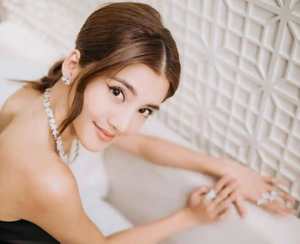 吴千语订婚宴:浪漫爱情与美食盛宴 吴千语订婚曝光,身穿红色礼服,展现