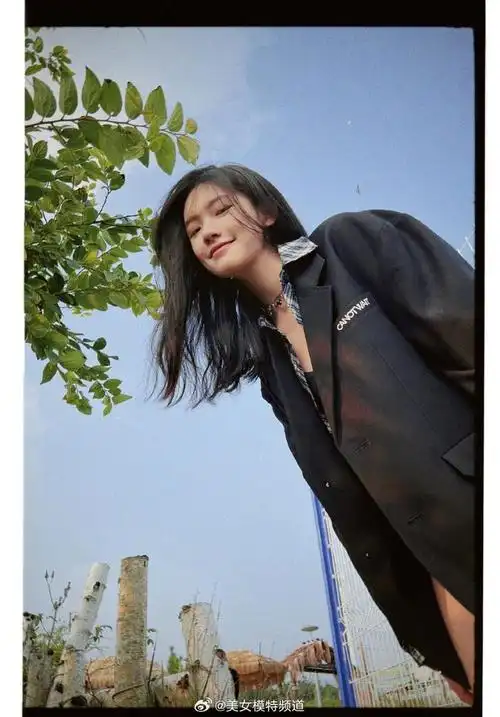 林允发日常照感谢粉丝陪伴 小西装格子衬衣乖巧甜美