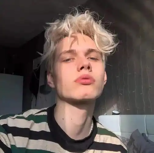 这组男生头像嘎嘎好用!__财经头条