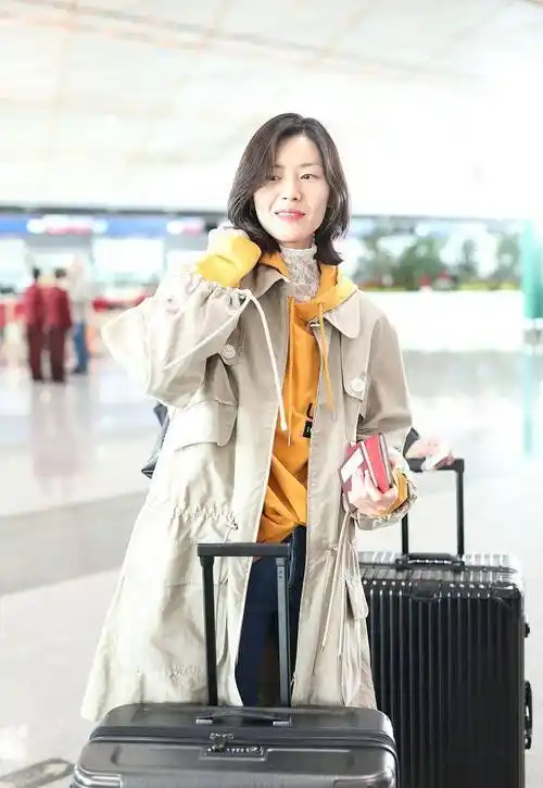 刘雯穿"风衣"配小白鞋,尽显超模气质-第7张图片-绍兴汽车网