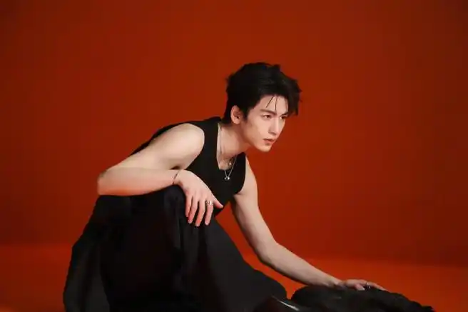 是坚持健身的张凌赫!下次建议腹肌也露一下!