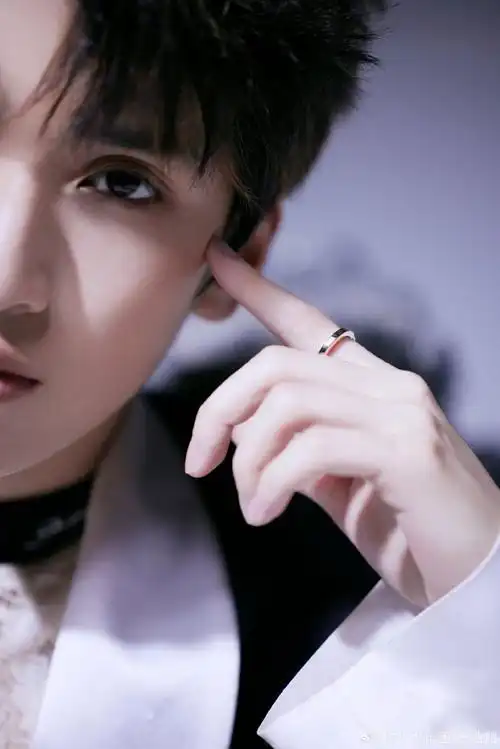 新歌写真##严浩翔眼神好深情#严浩翔新歌写真来啦好深情的一双眼睛,小