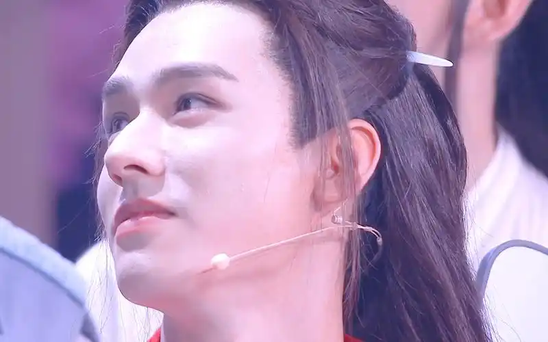 龚俊灯月交辉倒映你的眼粉色温温每一帧都撩动心弦山河令演唱会温客行