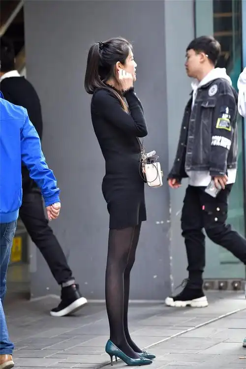 黑色修身的连衣短裙搭配黑色丝袜非常显身材