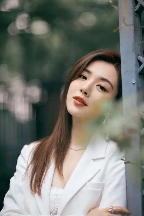 王晓晨森系时尚大片曝光,白色西装尽显温婉恬静