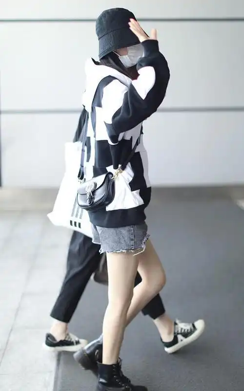 赵丽颖黑白造型现身机场卫衣热裤潮感十足配马丁靴又美又飒