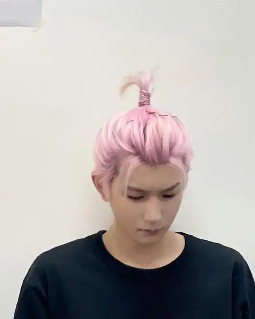 王源在看什么##王源粉发小揪揪造型随拍