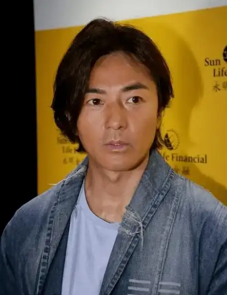 这张照片还暴露了郑伊健脸部的皱纹,以及他的眼神变得无神和眼皮下垂