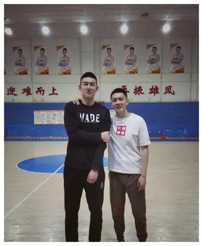 则是杨鸣与刚刚加盟辽宁男篮后付豪的合影,此时的付豪已经25岁,身高