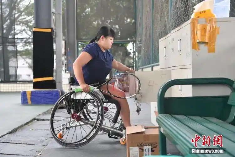 四川95后女孩独腿撑起网球人生