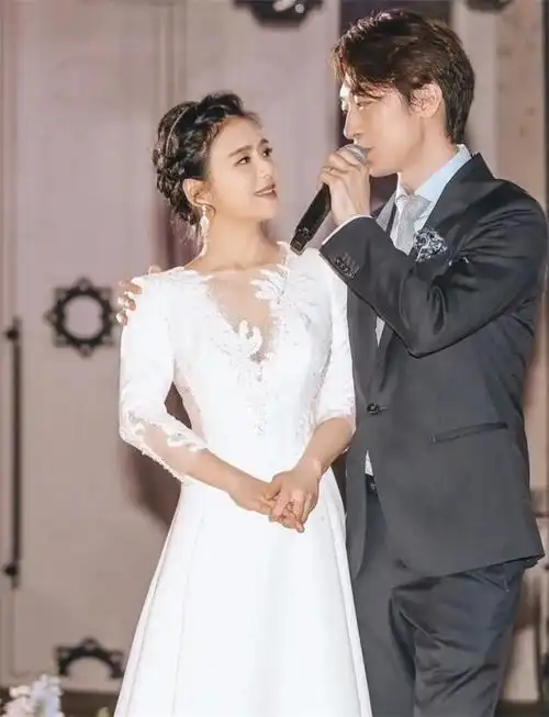 女主持陈辰和程雷分手让观众可惜,与余笛完婚,40多岁被宠成少女