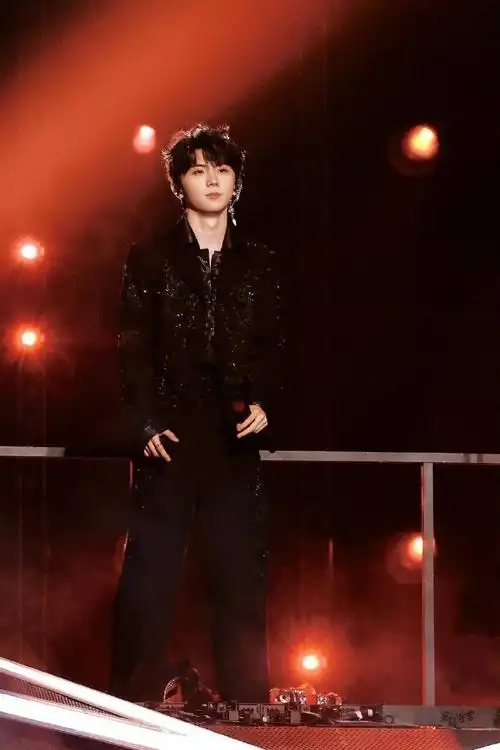 会饭拍舞台上帅气十足魅力无限全开麦狼舞台好惊艳#马嘉祺苗疆少年