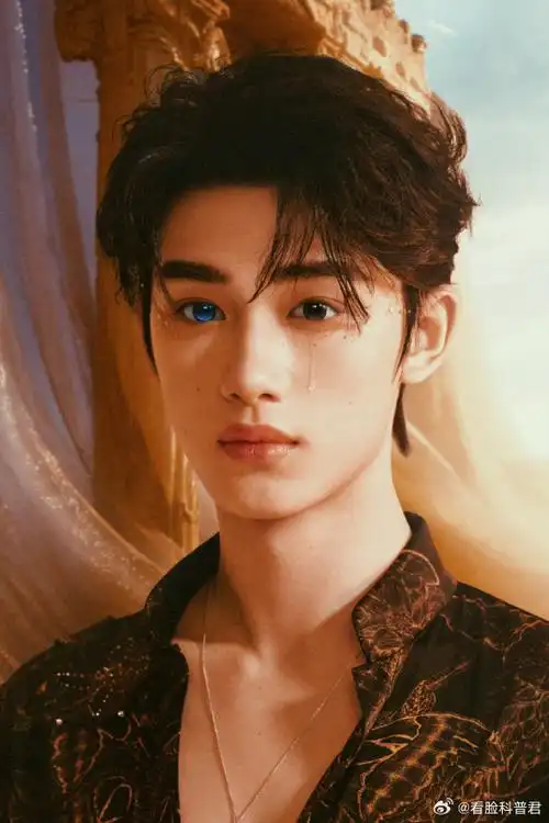 丁程鑫蓝色美瞳#丁程鑫更新微博,蓝色美瞳好惊艳!这是要帅死谁!