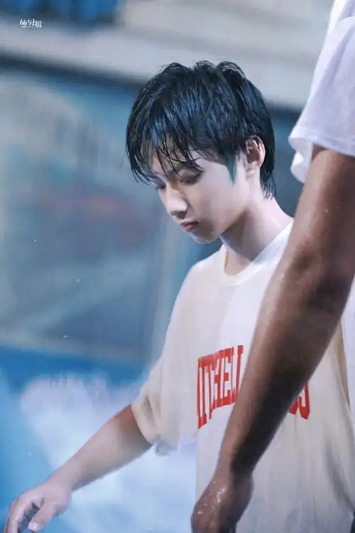 刘耀文刘宇撞衫#好羡慕刘耀文的身材颜值,又高腿又长,身高183腿长114