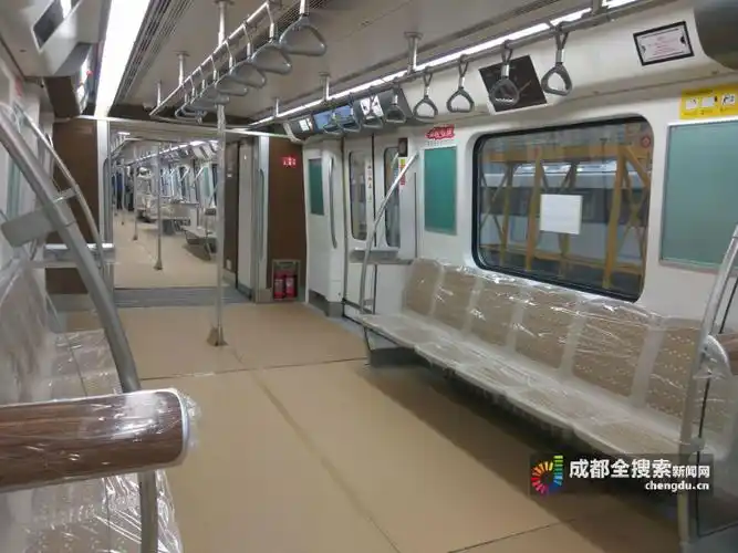 成都最快地铁列车亮相一半座椅为横向布局