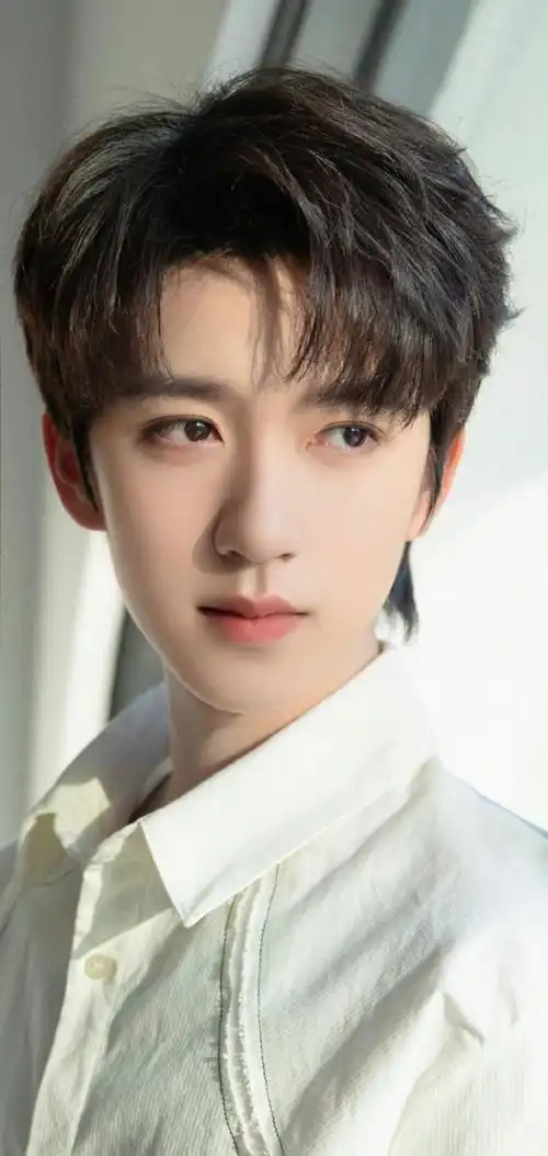 贺峻霖白衬衫光影随拍