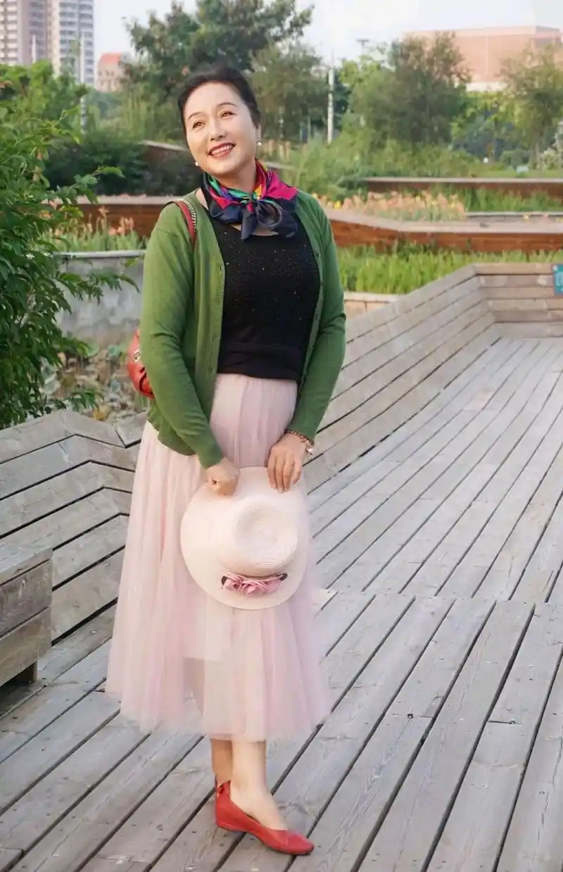 我身高1米64,体重120斤,今年六十岁,我一直感觉自己还算漂亮,身材好