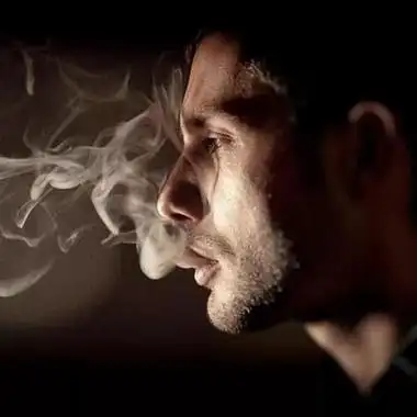 成熟沧桑大叔男人抽烟头像 黑白(男生头像成熟大叔抽烟) - 搞怪个性