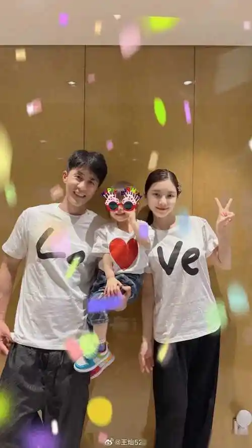 原创杜淳妻子晒全家福庆女儿生日幸福亲子装引关注