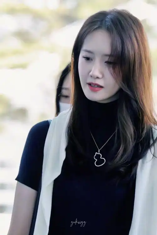 今日份林允儿超话机场图7615